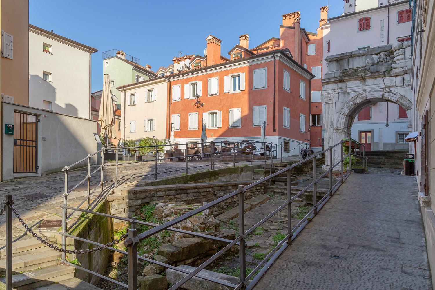 Casa Vacanze Penelope In Centro Storico Triest Exterior foto